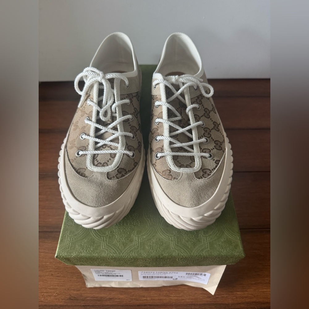 Gucci GG canvas and defined by a suede trim.